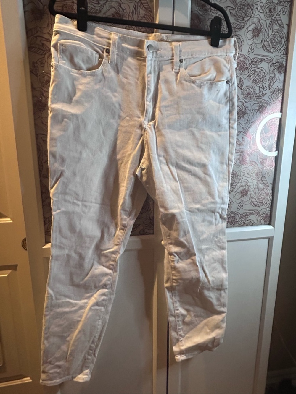 Universal Thread Women’s Slim Straight White Jeans